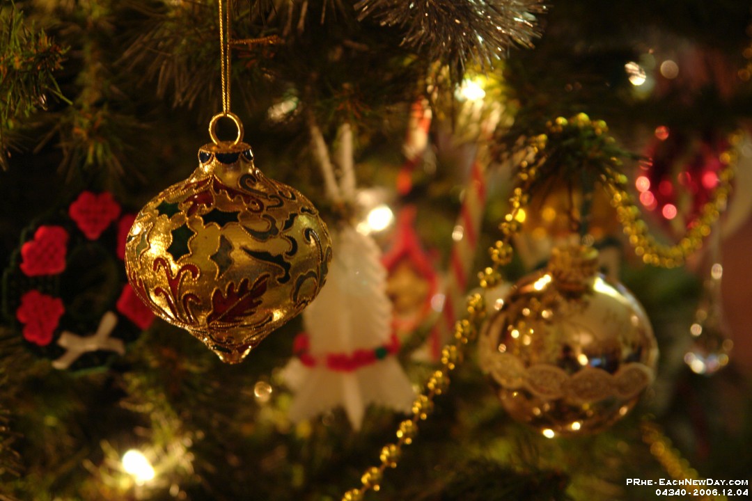 04340 - Christmas ornaments